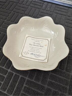 Lenox Cream Floral Scalloped Serving Bowl with Gold 24 k Edge